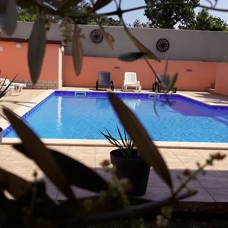 Ivoria - Apartments With A Swimming Pool